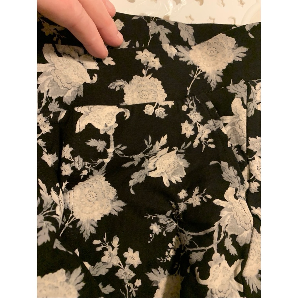 NEW Torrid 2 Pedal Pusher Signature Waist Pocket Legging, Black Floral - Picture 6 of 15